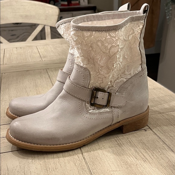 Lolita Shoes - Lolita Milano Women's Light Grey Lace Ankle Boots
